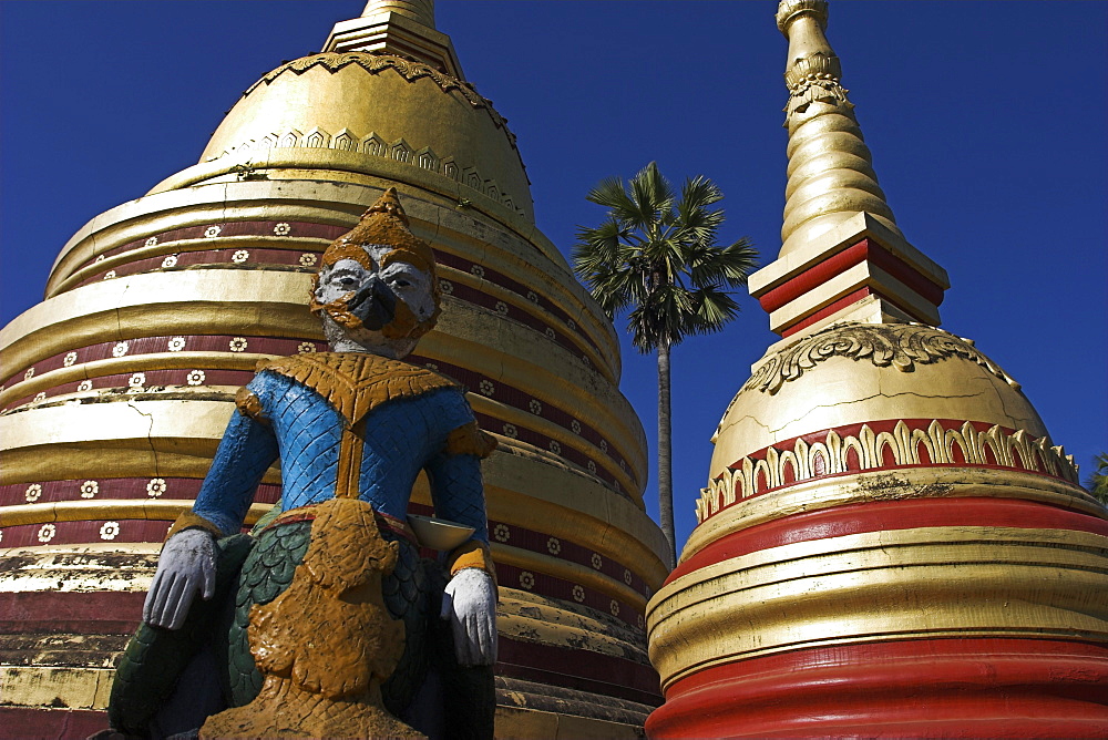 Statue and stupas, Wat In, named after Hindu God Indra, Kengtung (Kyaing Tong), Shan State, Myanmar (Burma), Asia