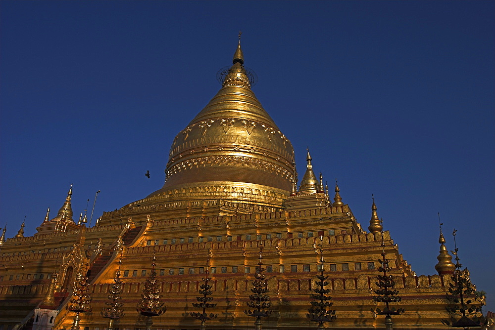 Between the villages of Nyaung U and Wetkyi-in, Shwezigon Paya first built by King Anawrahta and completed by King Kyansittha in 1087, Bagan (Pagan), Myanmar (Burma), Asia 