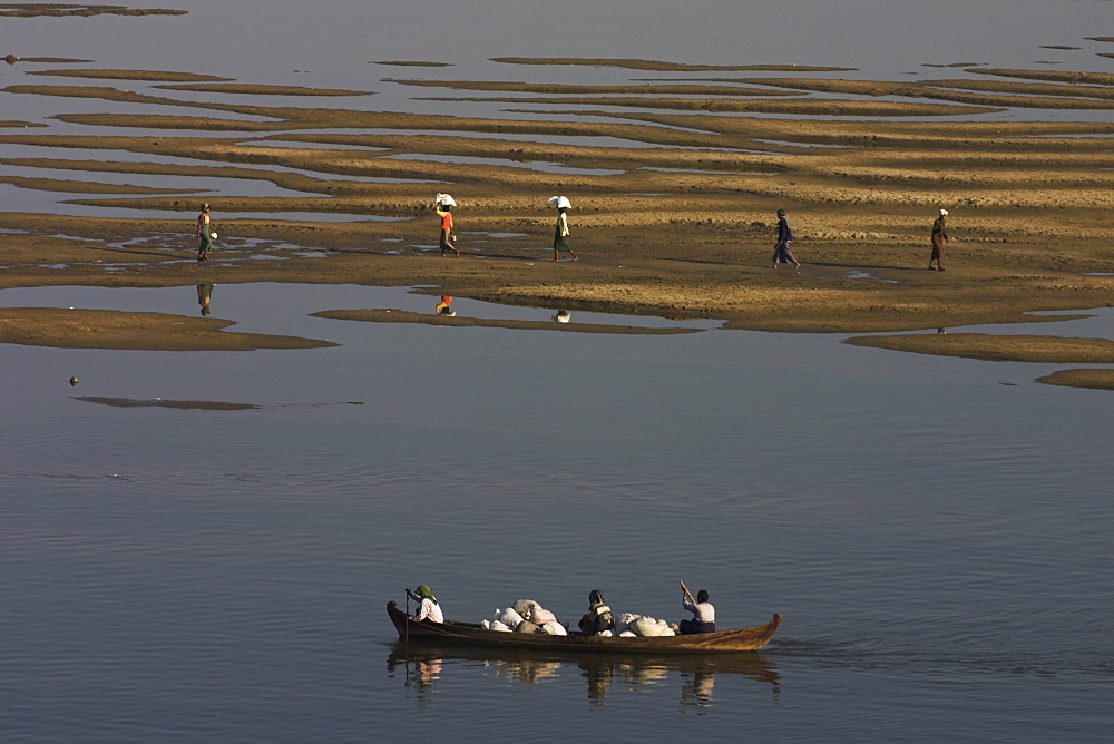 People in boat on Ayeyarwady (Irrawaddy) River, Bagan (Pagan), Myanmar (Burma), Asia