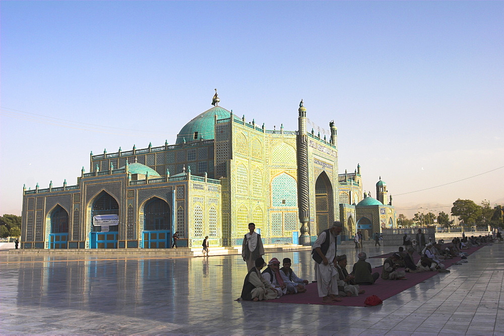 Pilgrims at the Shrine of Hazrat Ali, who was assassinated in 661, Mazar-I-Sharif, Balkh province, Afghanistan, Asia