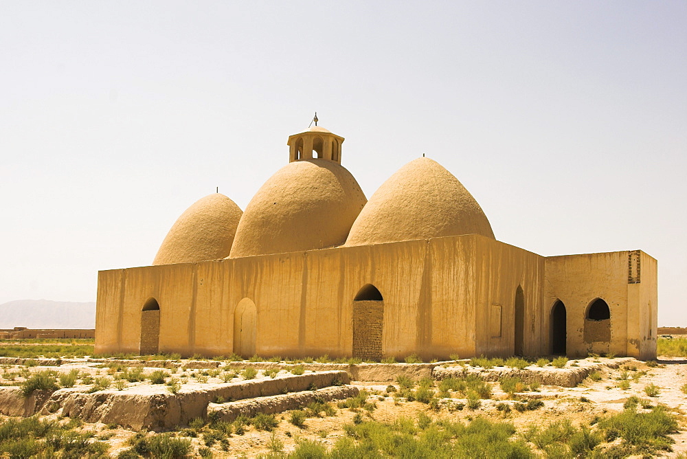 Mosque at the ruins of Takht-i-Pul, once an elite suburb of Balkh built by Amir Afzal Khan in 1855, Balkh (Mother of Cities), Balkh province, Afghanistan, Asia