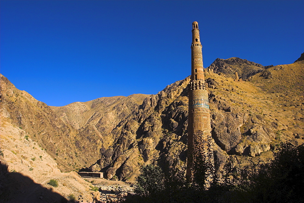 Minaret of Jam, UNESCO World Heritage Site, dating from the 12th century, with Quasr Zarafshan in background, Ghor Province, Afghanistan, Asia