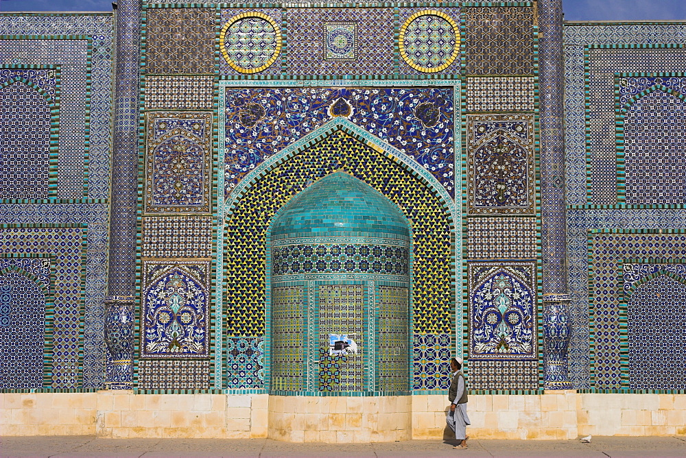 Pilgrim at the Shrine of Hazrat Ali, Mazar-i-Sharif, Balkh, Afghanistan, Asia