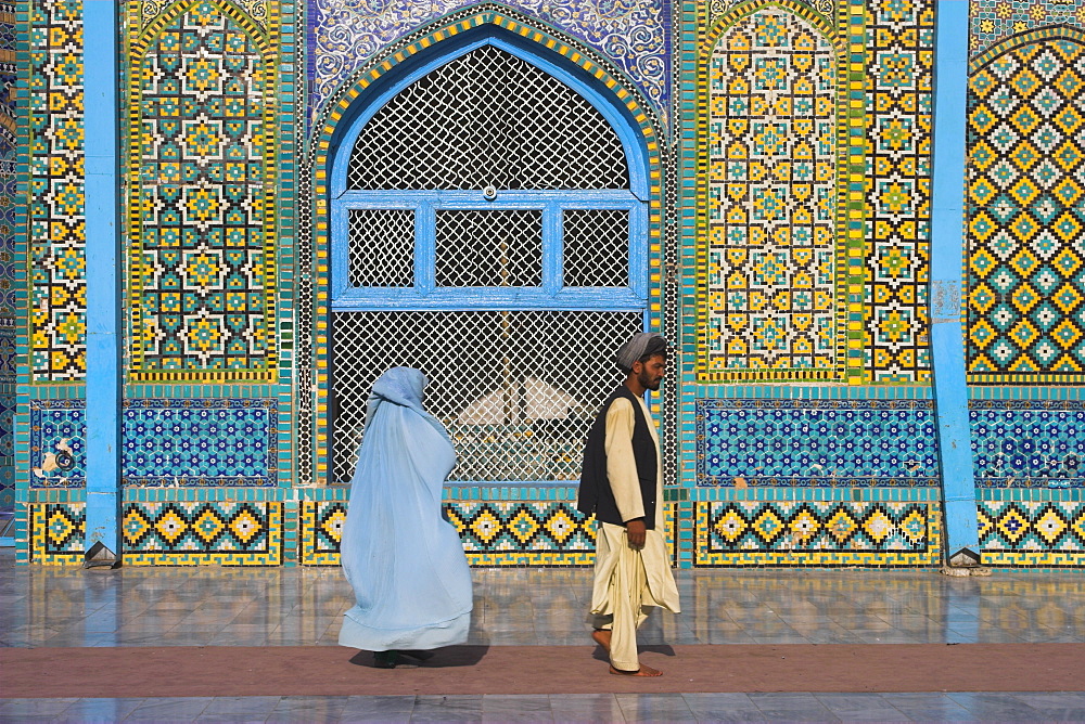 Pilgrims at the Shrine of Hazrat Ali, who was assassinated in 661, Mazar-I-Sharif, Afghanistan, Asia