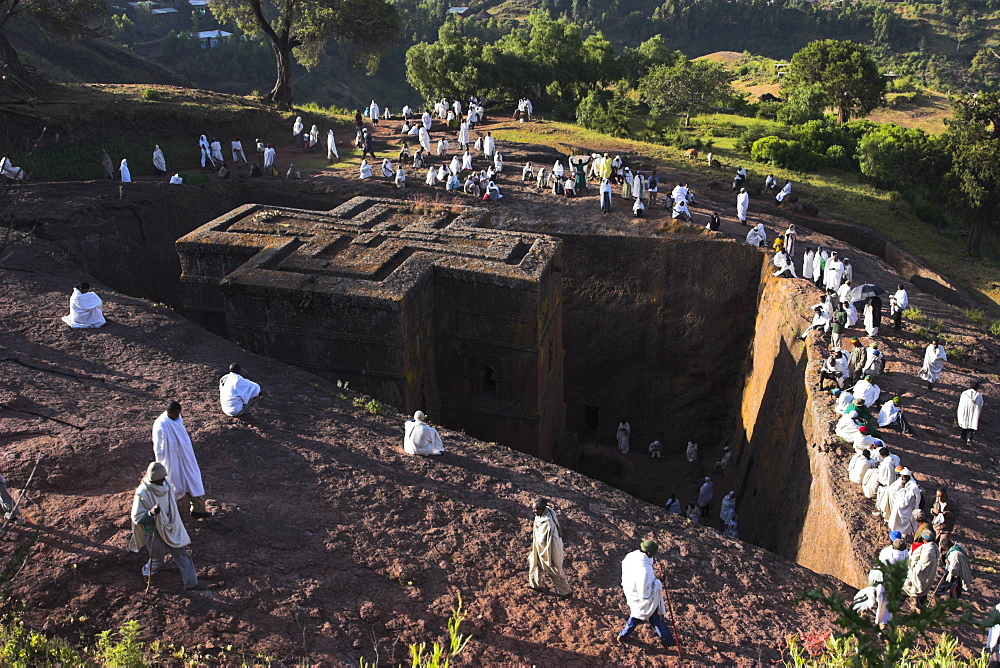 Pilgrims wearing traditonal gabi (white shawl) at festival at rock-hewn monolithic church of Bet Giyorgis (St. George's), roof shaped like a Greek cross, Lalibela, UNESCO World Heritage Site, Ethiopia, Africa