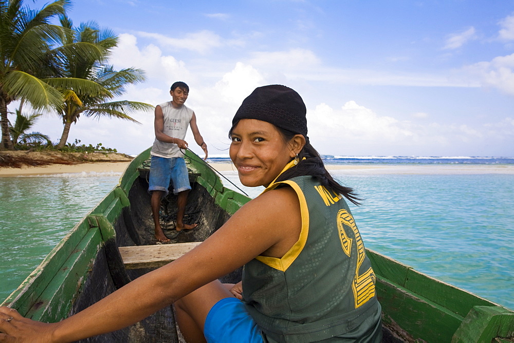 Kuna Indians in dug out canoe, Isla Tigre, San Blas Islands, Comarca de Kuna Yala, Panama, Central America