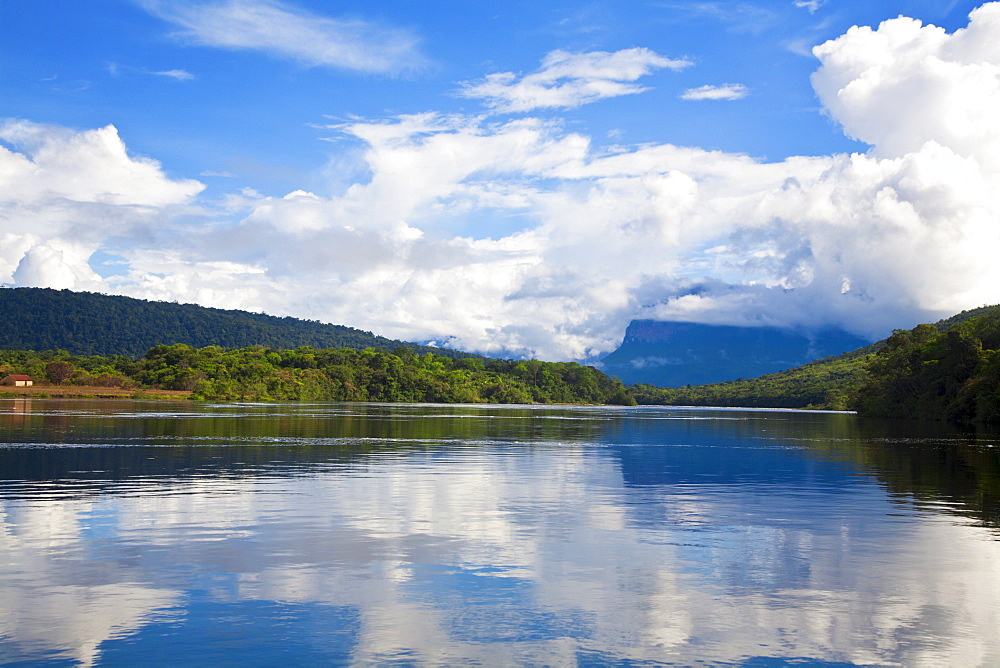 Scenery on boat trip to Angel Falls, Canaima National Park, UNESCO World Heritage Site, Guayana Highlands, Venezuela, South America