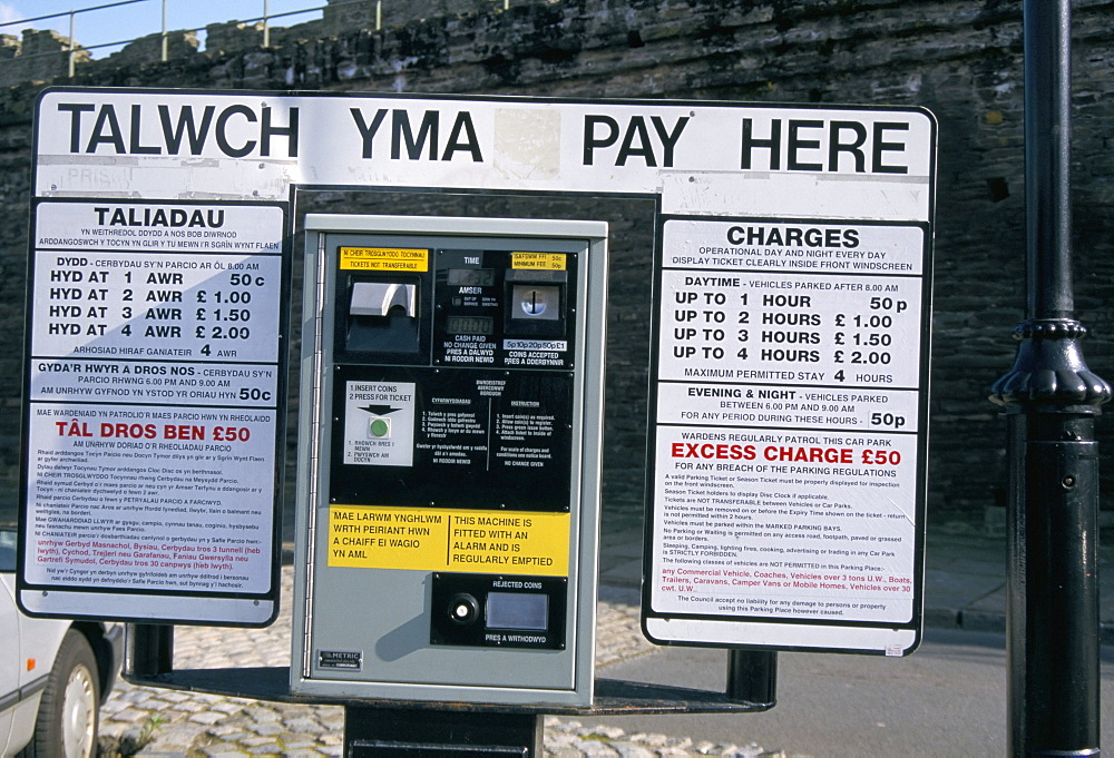 Bilingual sign, Welsh-English, Wales, United Kingdom, Europe