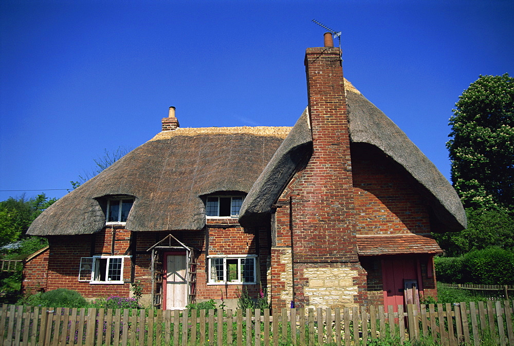 Thatched cottage at Clifton Hampden in Oxfordshire, England, United Kingdom, Europe