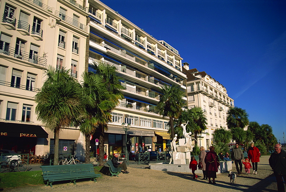 Boulevard des Pyrenees in winter, Pau, Bearn, Aquitaine, France, Europe