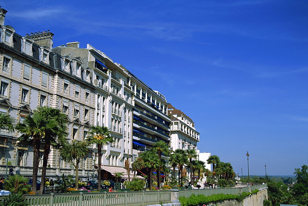 Boulevard des Pyrenees, Pau, Bearn, Aquitaine, France, Europe