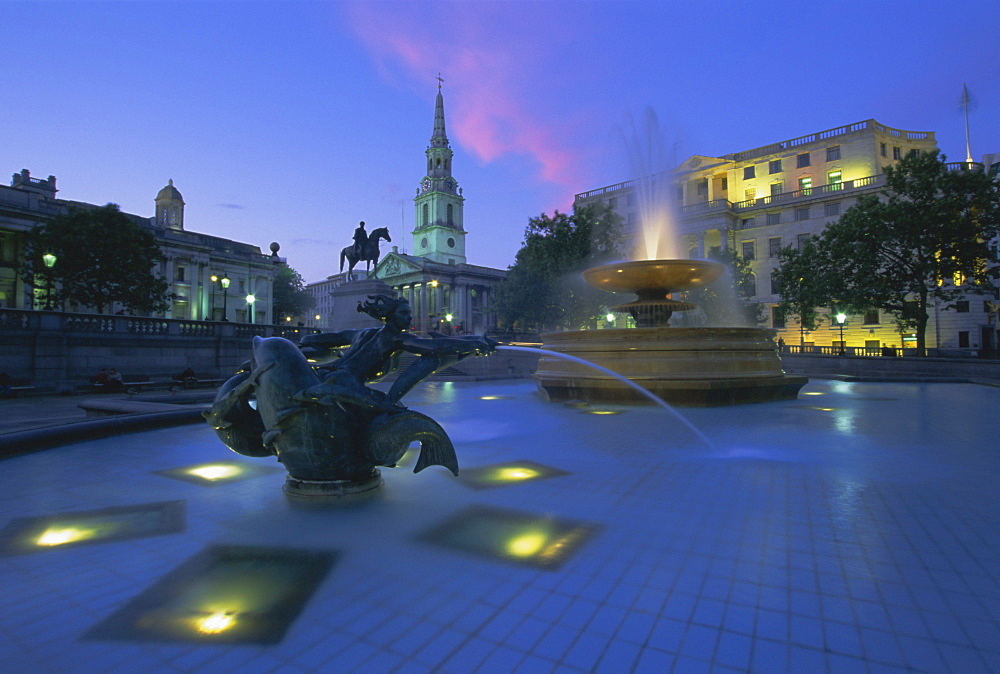 Fountains in Trafalgar Square at night, London, England, UK, Europe