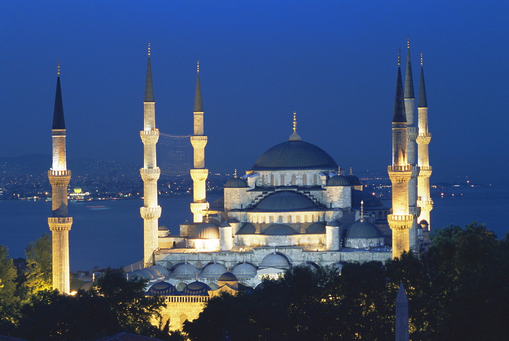 Blue Mosque (Sultan Ahmet Mosque) at night, Istanbul, Turkey, Europe