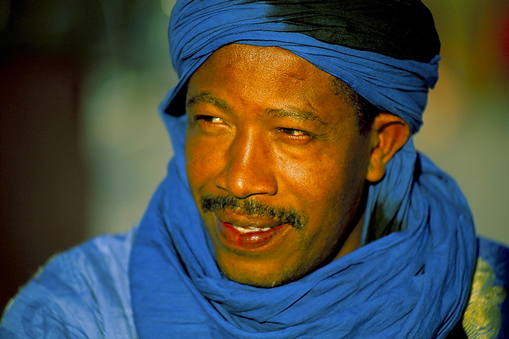 Man wearing blue headscarf, Djemma el Fna, Marrakech (Marrakesh), Morocco, North Africa, Africa