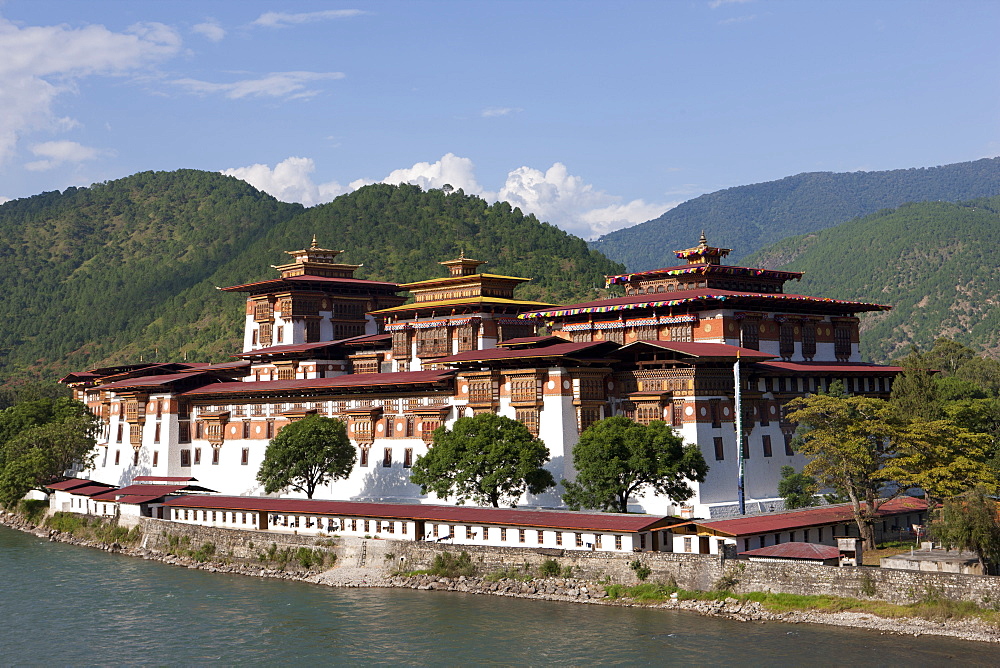 Punakha Dzong located at the junction of the Mo Chhu (Mother River) and Pho Chhu (Father River) in the Punakha Valley, Bhutan, Asia