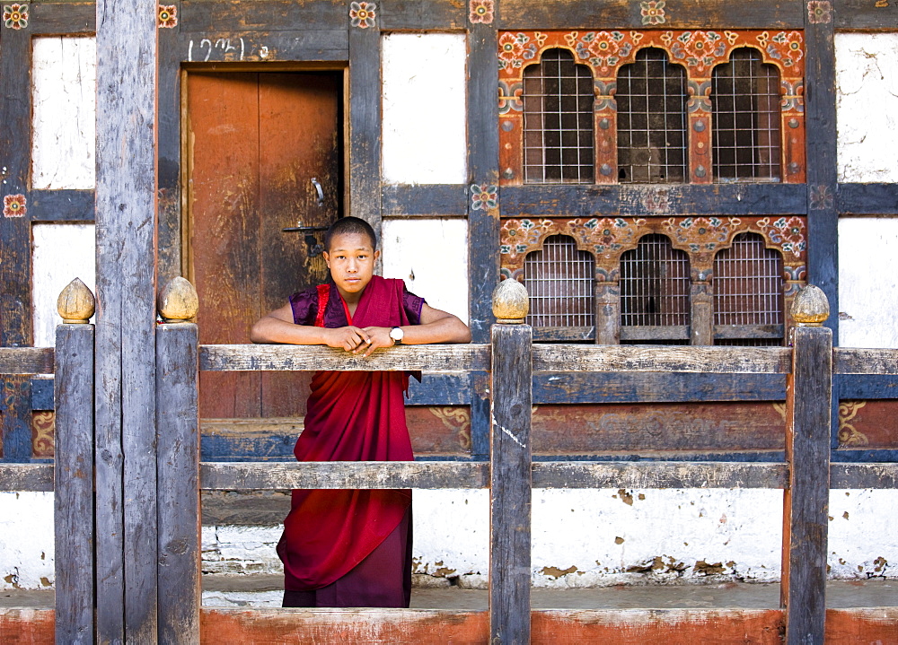 Young Buddhist monk at the Wangdue Phodrang Dzong, Wangdue Phodrang (Wangdi), Bhutan, Asia