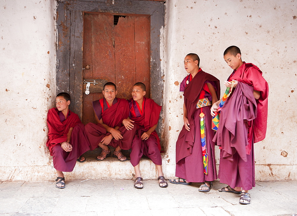 Young Buddhist monks chatting, Wangdue Phodrang Dzong, Wangdue Phodrang (Wangdi), Bhutan, Asia