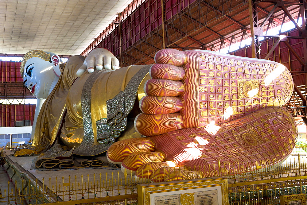 The 70m long Chaukhtatgyi Reclining Buddha at Chaukhtatgyi Paya, Yangon (Rangoon), Myanmar (Burma), Asia 