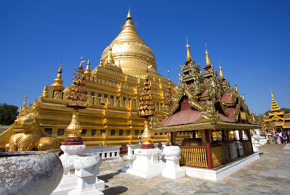 Shwezigon Paya, Nyaung U, Bagan, Myanmar (Burma), Asia 