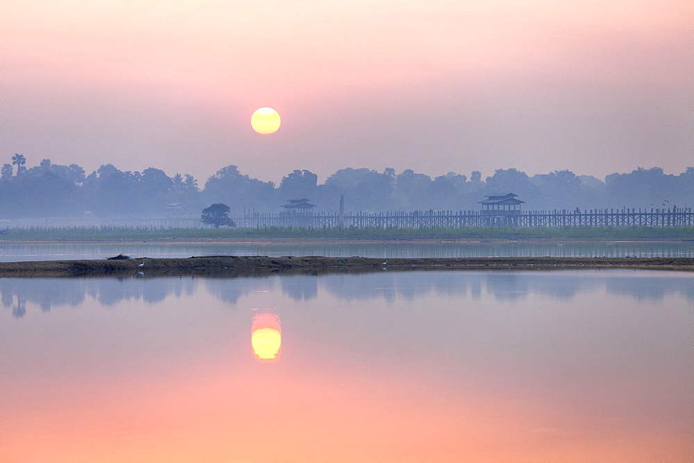 Sunrise over Taungthaman Lake and U Bein Bridge, Amarapura, near Mandalay, Myanmar (Burma), Asia