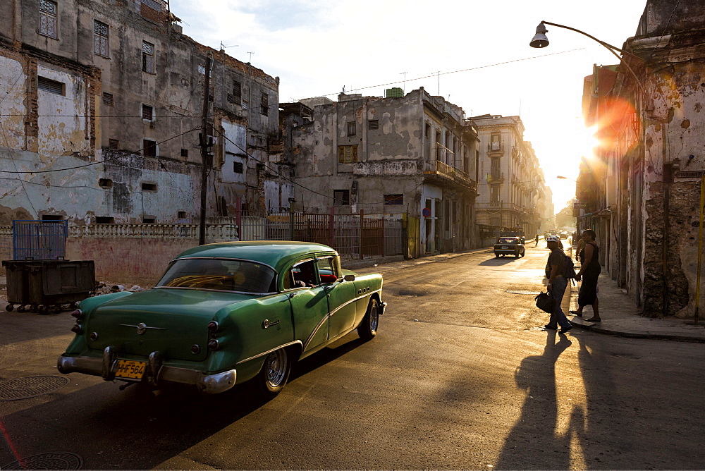 Vintage American cars on Avenue Colon, early morning, Havana Centro, Havana, Cuba, West Indies, Central America