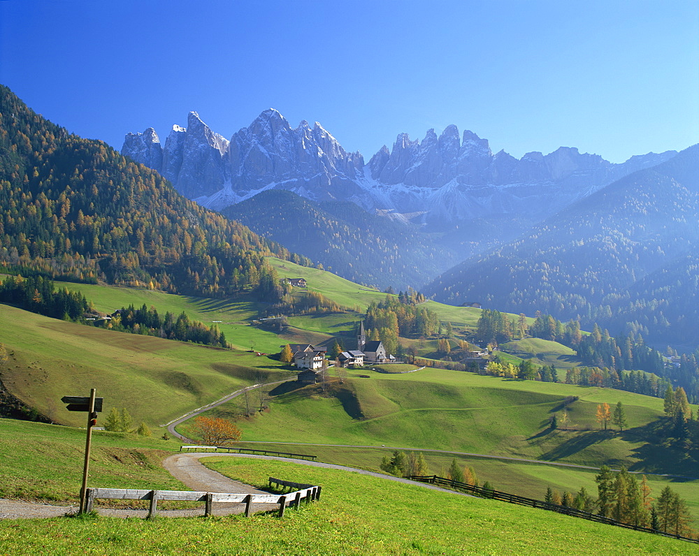 Small village of St. Magdalena in the Villnoss Valley, in the Dolomites, Trentino-Alto Adige, Italy, Europe