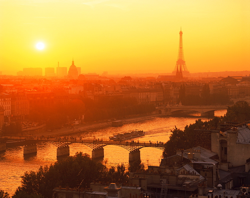 Sunset over the River Seine at sunset, Paris, France, Europe