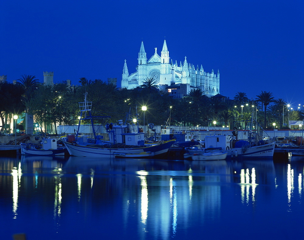 Boats in the bay below the illuminated cathedral at Palma on Majorca, Balearic Islands, Spain, Mediterranean, Europe