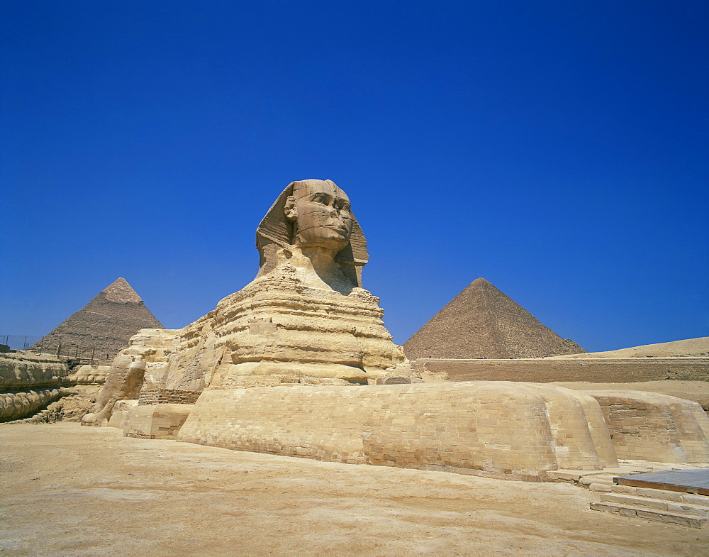 The Great Sphinx and two of the pyramids at Giza, UNESCO World Heritage Site, Cairo, Egypt, North Africa, Africa