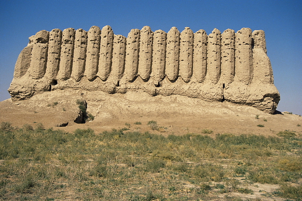 Fluted clay wall of Kyzkala palace, Merv, UNESCO World Heritage Site, Turkmenistan, Central Asia, Asia