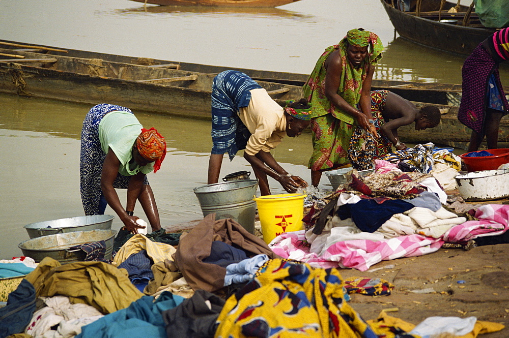 Women washing clothes on the banks of the River Niger, Mali, West Africa, Africa