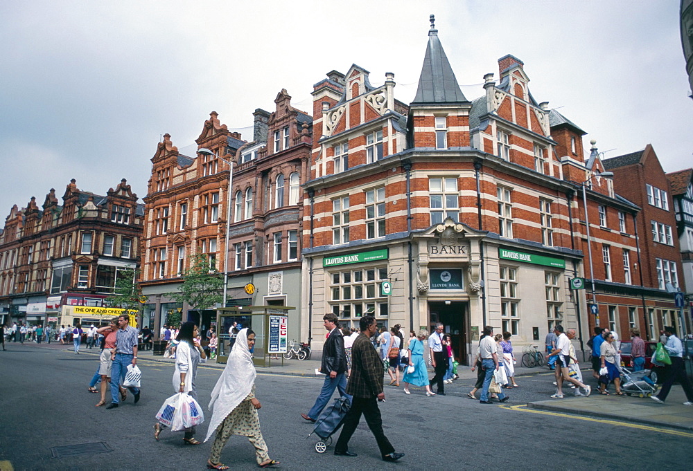 Semi pedestrianised Broad Street, with Lloyds Bank, Reading, Berkshire, England, U.K., Europe