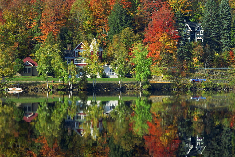 Lakeside houses and fall foliage, Saranac, Adirondack, New York State, United States of America, North America