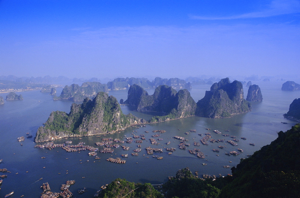 Ha Long (Ha-Long) Bay, UNESCO World Heritage Site, Hong Gai, Vietnam, Indochina, Southeast Asia, Asia