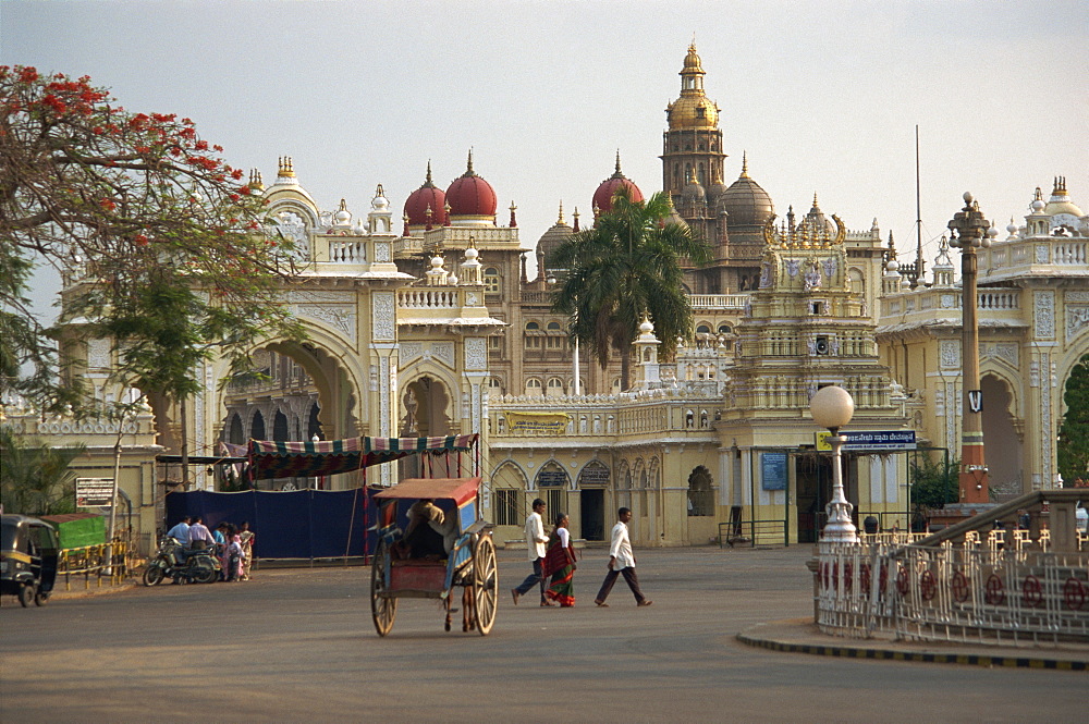 Palace and New Statue Circle, Mysore, Karnataka state, India, Asia