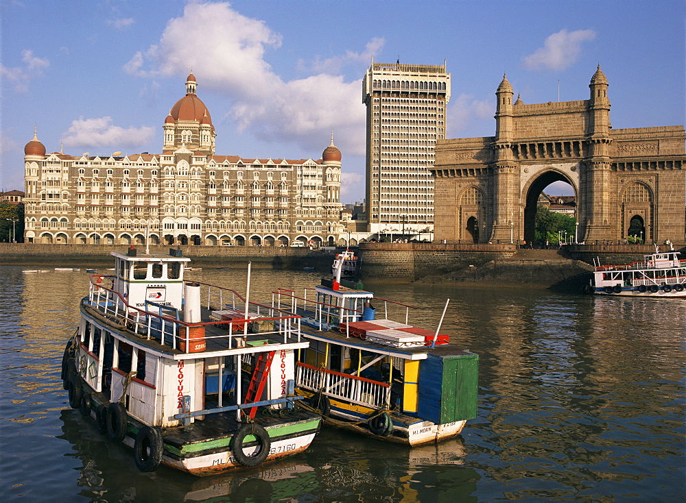 Gateway to India and the Taj Mahal Hotel, Mumbai (Bombay), India, Asia