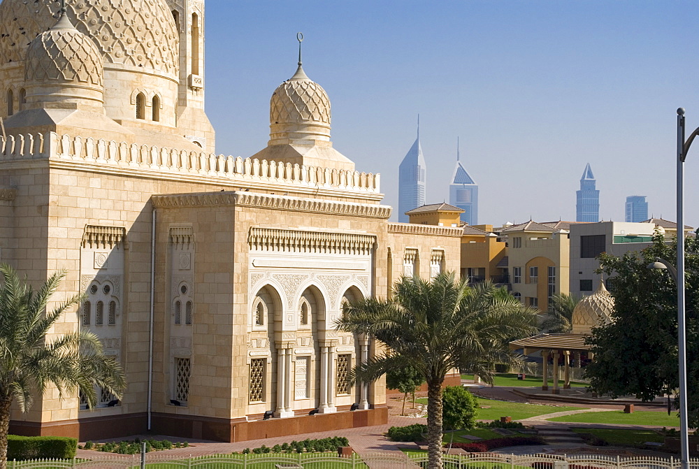 Jumeirah mosque with skyscrapers in the distance, Dubai, United Arab Emirates, Middle East