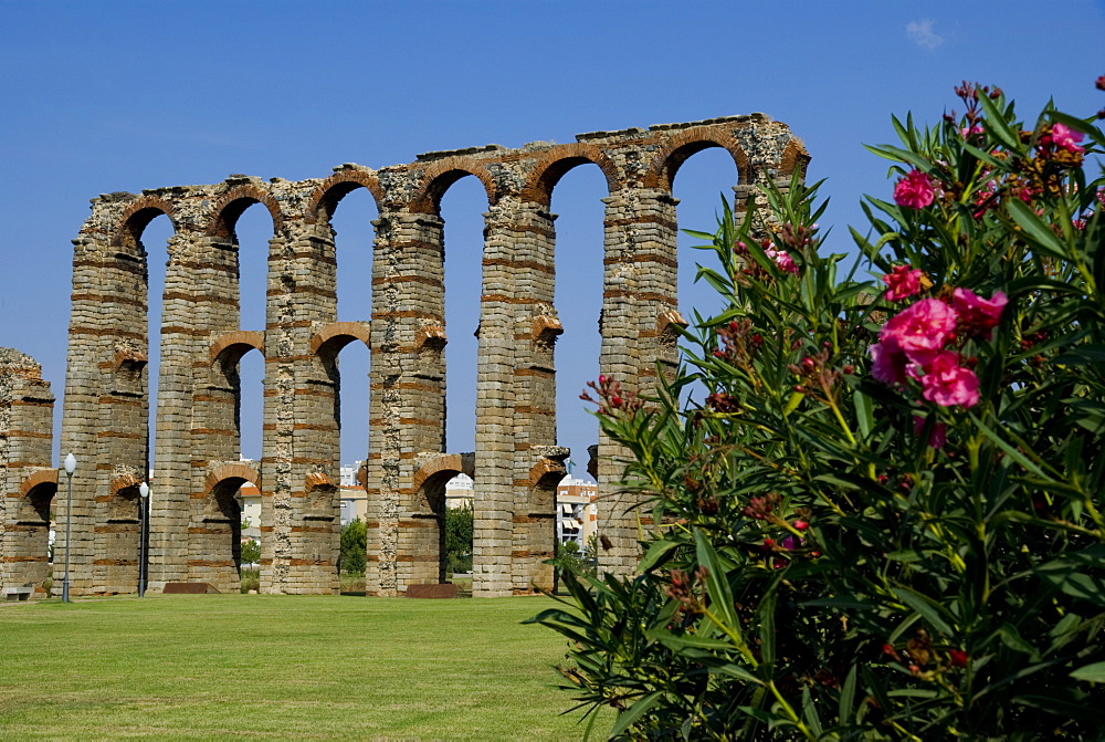 Roman aqueduct, Merida, Extremadura, Spain, Europe