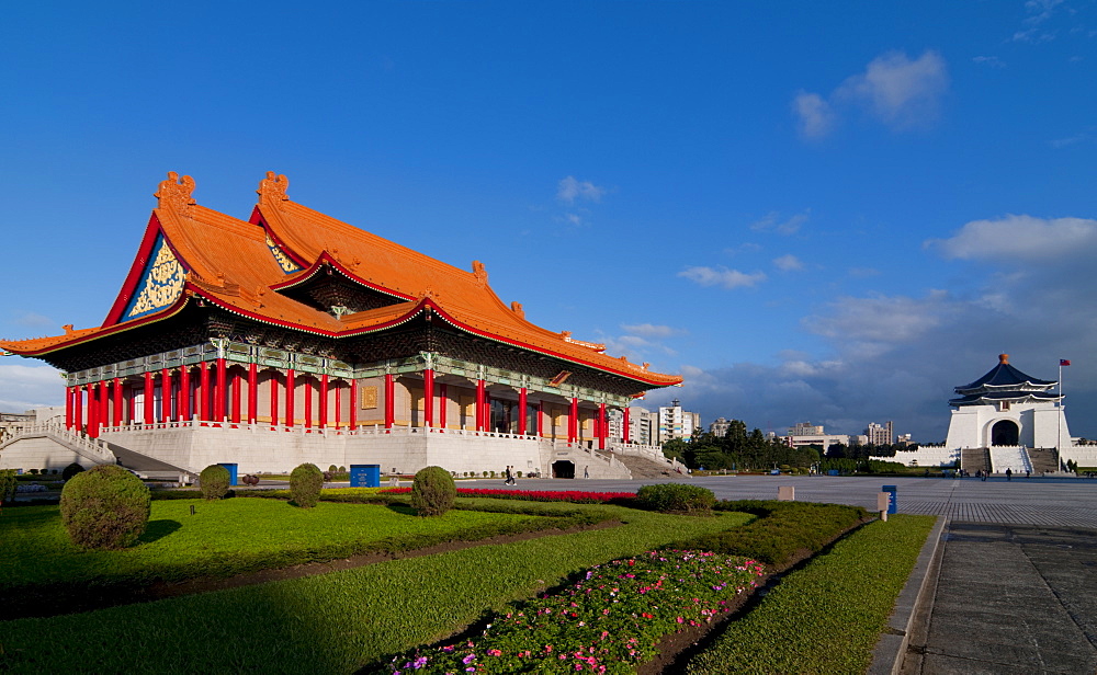 Chiang Kai Shek Memorial Hall and National Concert Hall, Liberty Square, Taipei, Taiwan, Asia