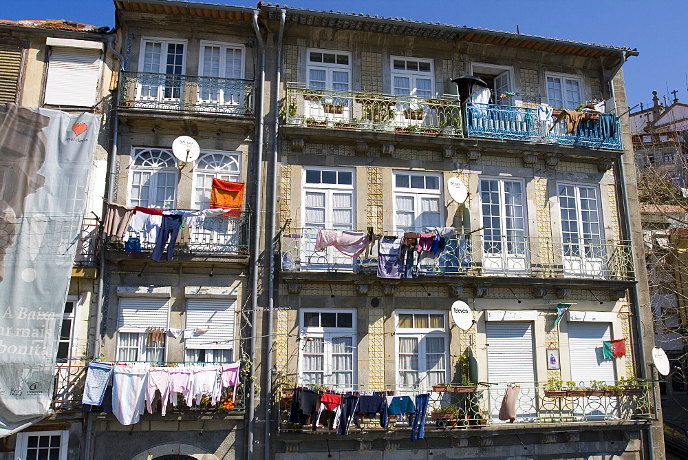 Tenement housing, Rua Nove da Alfandega, Miragaia area of Oporto, Portugal, Europe