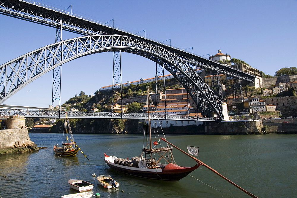 Dom Luis 1 bridge over the River Douro, Cais de Ribeira waterfront, with Vila Nova de Gaia opposite, Oporto, Portugal, Europe