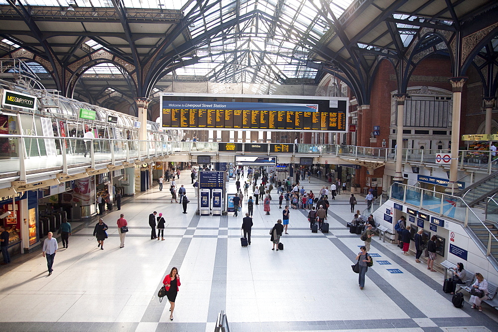 Main concourse at Liverpool Street station with view of screen display, London, England, United Kingdom, Europe