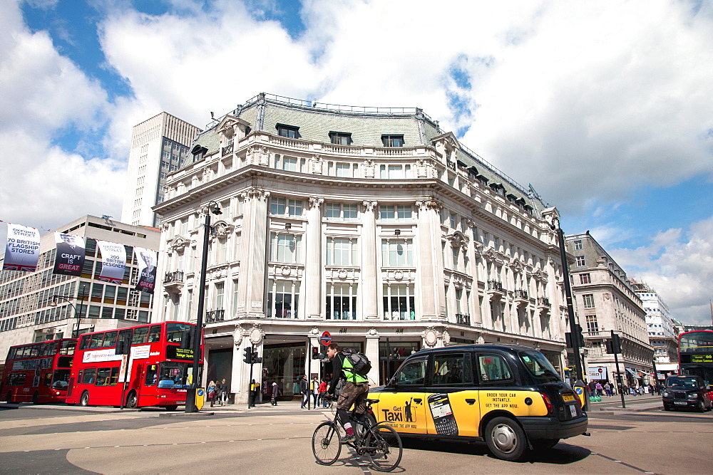 Diagonal pedestrian crossing at Oxford Circus, London, England, United Kingdom, Europe