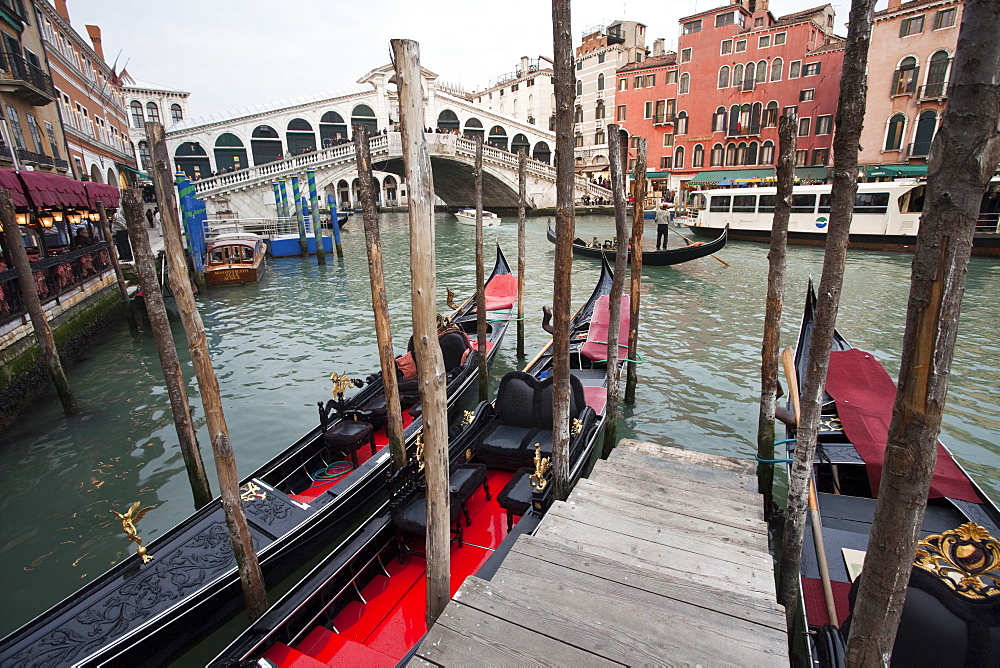 Gondolas line the Grand Canal beside the Rialto Bridge, Venice, UNESCO World Heritage Site, Veneto, Italy, Europe