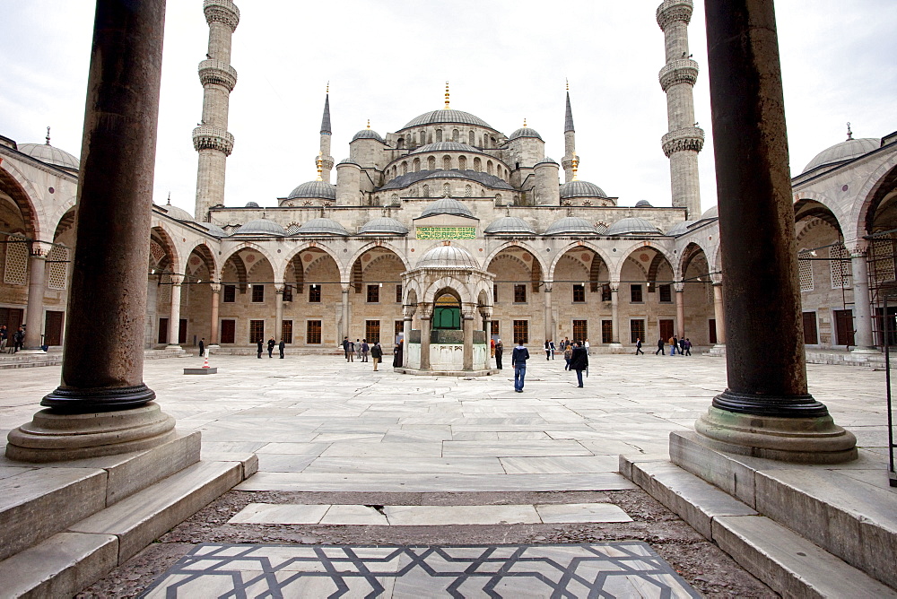 Inner courtyard of the Blue Mosque, built in Sultan Ahmet I in 1609, designed by architect Mehmet Aga, Istanbul, Turkey, Europe