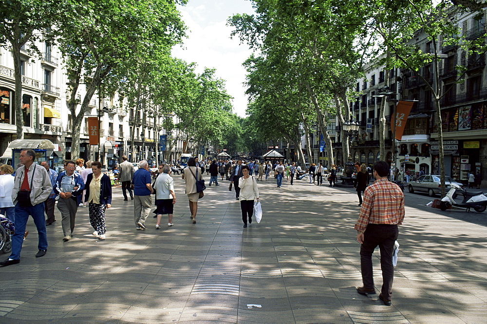 Tourists on promenade, Rambla de Canaletes, Barcelona, Catalonia, Spain, Europe