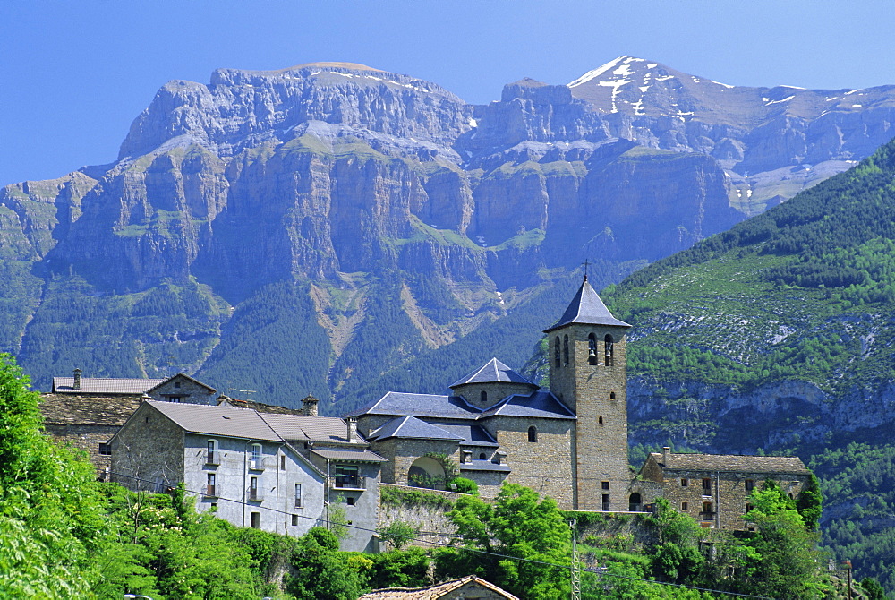 Torla, village perched on hilltop beneath Mondarruego, Huesca (Pyrenees), Aragon, Spain, Europe