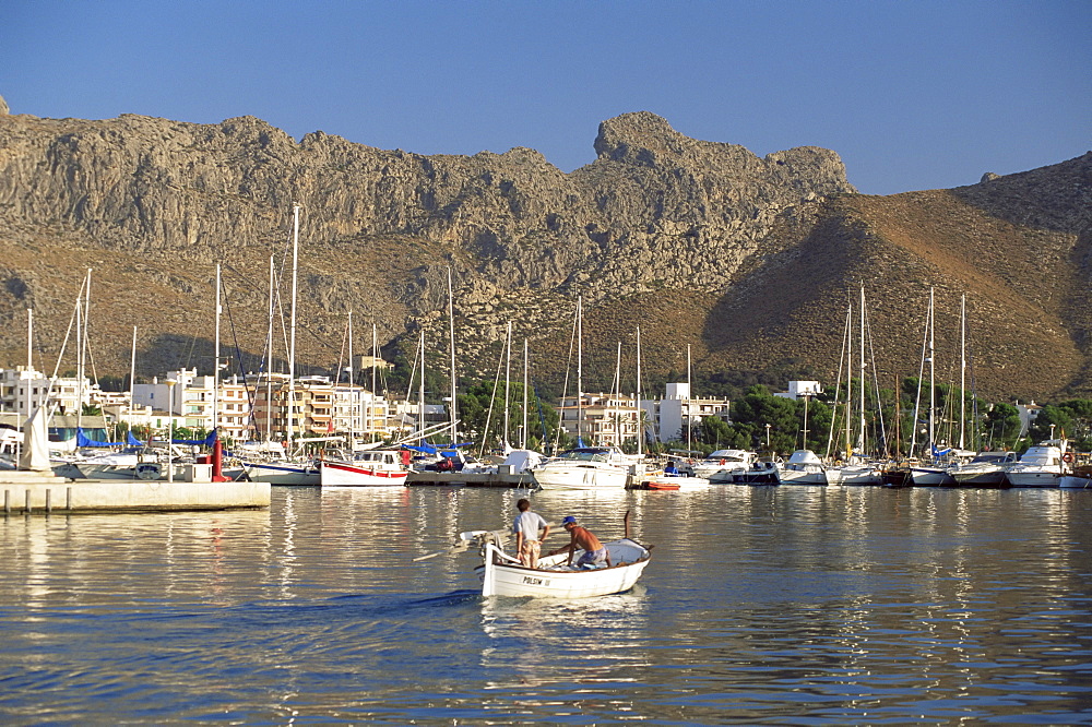 Fishing boat leaving harbour, Puerto Pollensa, Mallorca (Majorca), Balearic Islands, Spain, Mediterranean, Europe