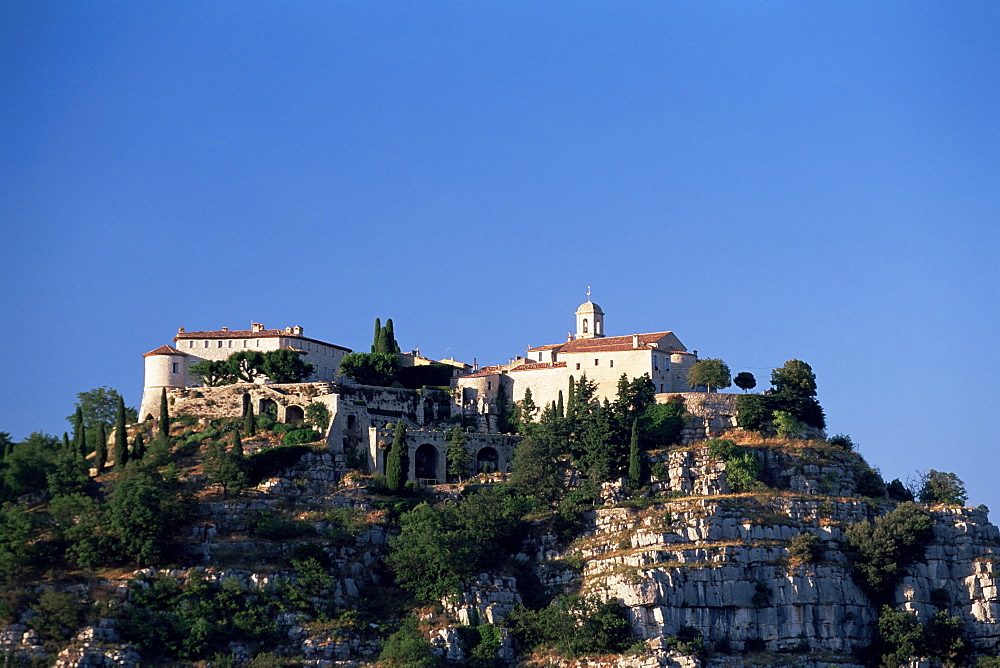 Clifftop village perched high above the Loup valley, Gourdon, Alpes-Maritimes, Provence, France, Europe