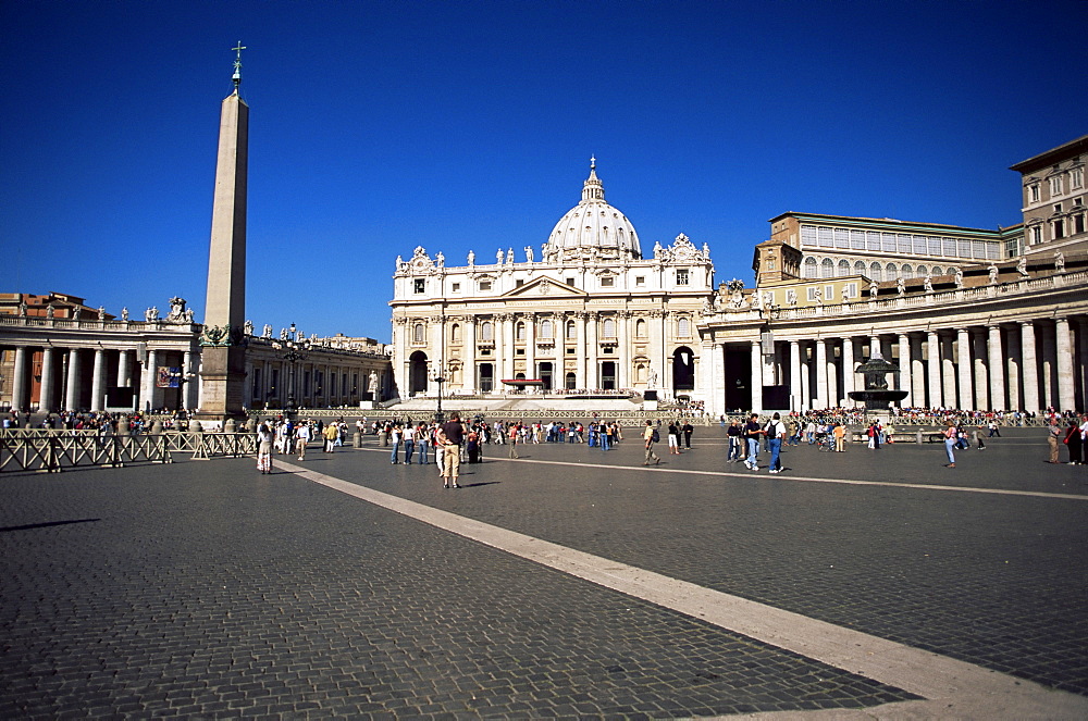 Piazza San Pietro (St. Peter's Square), view to St. Peter's Basilica, Vatican City, Rome, Lazio, Italy, Europe